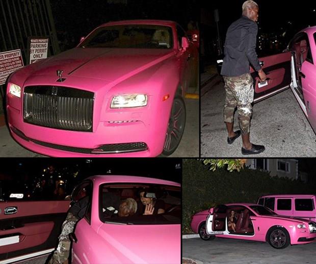 Paul Pogba  <p>  Paul Pogba'nn pembe Rolls Royce'u en dikkat eken otomobillerden biri. Paul Pogba ve futbolcu arkada Romelu Lukaku kz arkadalaryla sk sk elenmek iin gecelere kyor.