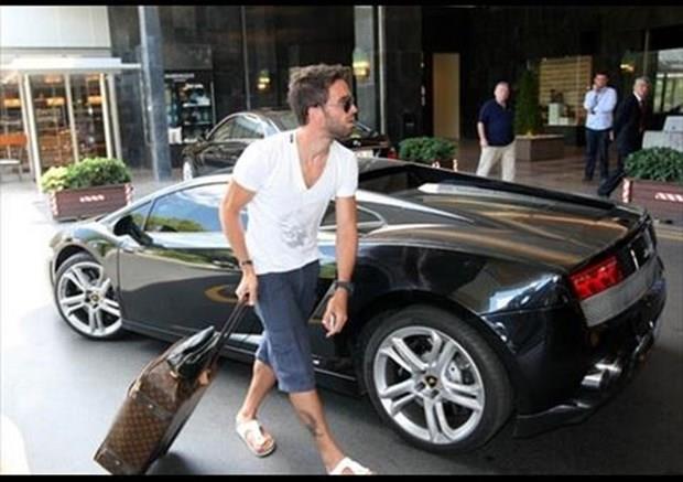 Gkhan Gnl  <p>  Beiktal futbolcu Gkhan Gnl, Lamborghn