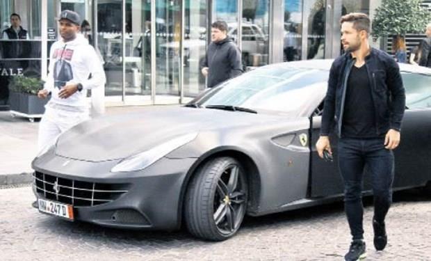 Diego Ribas  <p>  2,5 milyon TL deerindeki Ferrari&#8217;siyle ksa bir sre ncesine kadar stanbul'da gezen eski Fenerbaheli futbolcu Diego'nun, Ferrari&#8217;sini lkesi Brezilya&#8217;dan getirdii biliniyor.