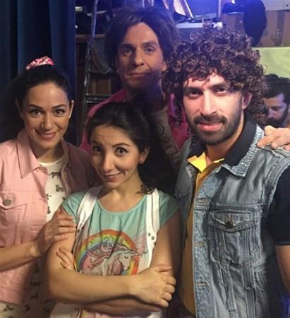 Trk tiyatro, dizi ve sinema oyuncusu. Tiyatro kurslarna gitti.