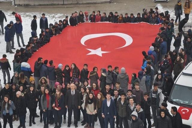 Bursa'nn negl ilesinde, lisede ihbar zerine okula gelen emniyet ekipleri ho bir srprizle karlat. "Polisimin yanndaym" kampanyasna destek veren renciler, emniyet ekiplerini, "ehitler lmez vatan blnmez" sloganlar ve Trk bayraklaryla karlad.