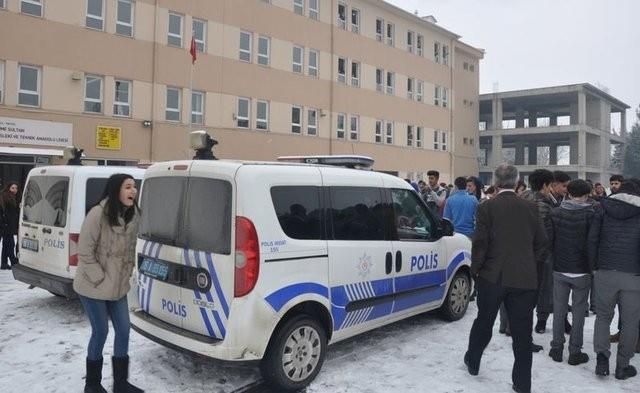 Saime Sultan Mesleki ve Teknik Lisesi rencilerinden birisi 155 polis imdat hattn arayarak, okulda kavga olduu eklinde ihbarda bulundu. hbar zerine harekete geen emniyet ekipleri, hemen ihbara konu okula geldi. Ekip aralar ile okulun bahesine giden ekipleri duygulandran bir srpriz bekliyordu.