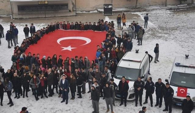 renciler adna konuan Enes karda, "Mata grevli evik kuvvet polislerini hedef alan bombal saldrda ou emniyet mensubu olmak zere 44 vatandamz ehit oldu. Yzlerce vatandamz yaraland. ehit olan polis ve vatandalarmza Allah'tan rahmet, yarallara acil ifalar diliyoruz. Bizler negl'de yaayan renciler olarak daima gvenlik glerimizin yanndayz.