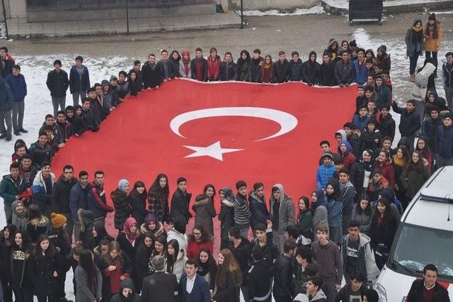 Okul bahesine giren emniyet ekipleri, rencileri dev Trk bayra ve ieklerle grnce aknlk yaad. "ehitler lmez vatan blnmez" sloganlar atan renciler, emniyet ekiplerine basal dileyerek iek takdim etti. Emniyet ekipleri, rencilerin bu anlaml jestine teekkr ettikten sonra siren alarak okuldan ayrld.