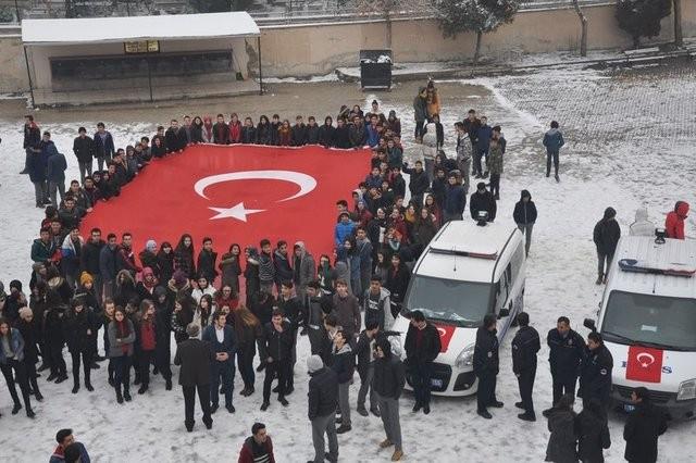 Btn okul rencileri olarak bu program dzenledik. Programda emei geen btn arkadalarmza teekkr ediyor ve tekrar ifade etmek istiyoruz, bizler ne yaparsak yapalm, kk olaylar ile emniyetimizi megul etsek bile, ara sra haylazlk yapsak bile her zaman emniyetimizin yanndayz ve onlarn terrle mcadeledeki kararln her zaman olduu gibi bugnde destekliyoruz" dedi.