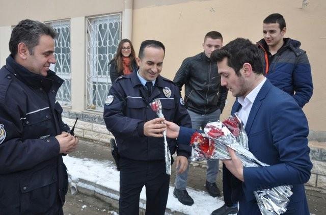 karda konumasn yle srdrd: "Ayrca dnyann en kirli ve kanl savalarndan birini bugnlerde maalesef ata topramz olan Halep'de grmekteyiz. O blgede soydalarmz, bizler din ba bulunan, kltr ba bulunan, dil ba bulunan insanlarn orada katliama maruz kalmas bizleri buradan negl'den etkilemektedir.