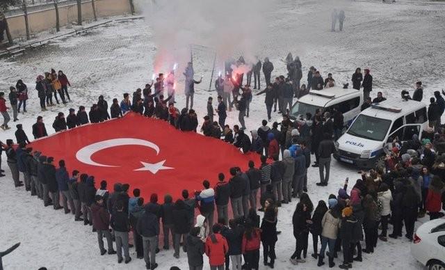 Biz rencilerin en fazla yapaca yardm toplamak ve bu konuda kamuoyu bilinci oluturmaktr. Getiimiz gn Halep iin belediye nndeki basn aklamasna katlarak kamuoyu oluturmaya altk ve ayn zamanda okullarmzda yardm kampanyalar balattk.
