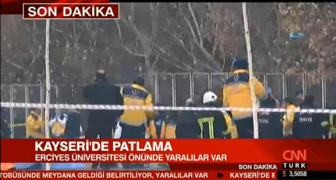 Kayseri'de Erciyes niversitesi kampsnde bugn saat 08.45'de bir halk otobsnde patlama meydana geldi. Patlamada yarallarn bulunduu bildirilirken, olay yerine ambulanslar sevkedildi.
