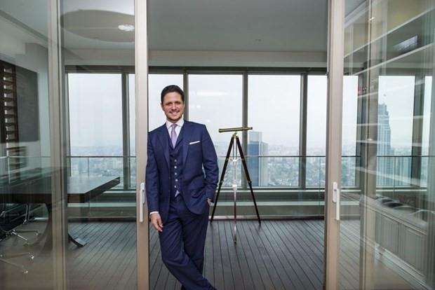  yaammn iinde youn bir gezi program olduu iin, bunu ayn zamanda dnyada dolatm lkelerin ve ehirlerin kendilerine zgn tarih ve i politik dengelerini aratrmak ve renmek houma gidiyor.