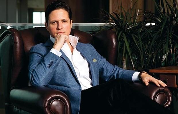 OZAN ZKURAL KMDR?  Babadan dededen bankac bir aileden gelen Ozan zkural, ocukluundan itibaren finans ailelerin arasnda byd. Dedesi Cumhuriyet dneminin Merkez Bankas Bakan yardmcsyd. Ozan zkural da Londra&#8217;ya 11 yanda, babas Akit zkural&#8217;n,  Bankas Londra ubesine mdr olarak tayin edilmesi ile geldi.