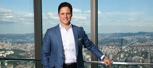 niversite yllarm, Nottingham niversitesinde letme blmnde okurken Londra-Notthingham arasnda geirdim ve takiben yatrm bankacl kariyerim ncesi ilk altm irket olan Unilever&#8217;in Londra&#8217;daki ynetici yetitirme blmne finans uzman olarak girdim.