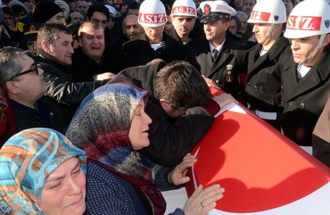 l Mfts Mrsel ztrk'n kldrd cenaze namaznn ardndan Dngel'in Trk bayrana sarl tabutu, vatandalar tarafndan tekbirler eliinde cenaze aracna tand.