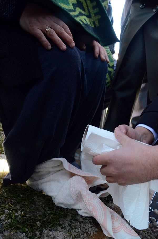 KAHREDEN MANZARA! YAZLIK AYAKKABIYLA CENAZEDE<p>    Bu srada askerler, ehidin annesi ehime Dngel'in ayanda yazlk ayakkab olduunu ve slanmasndan dolay dn fark etti.