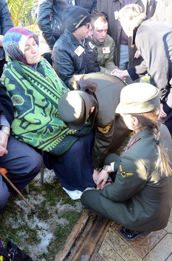 MONTLARINI IKARTIP EHT YAKINLARINA GYDRDLER<p>    Ayn ekilde ehit yaknlarnn souktan dn fark eden yetkililer, askeri montlarn kararak, ehidin akrabalarna giydirdi.