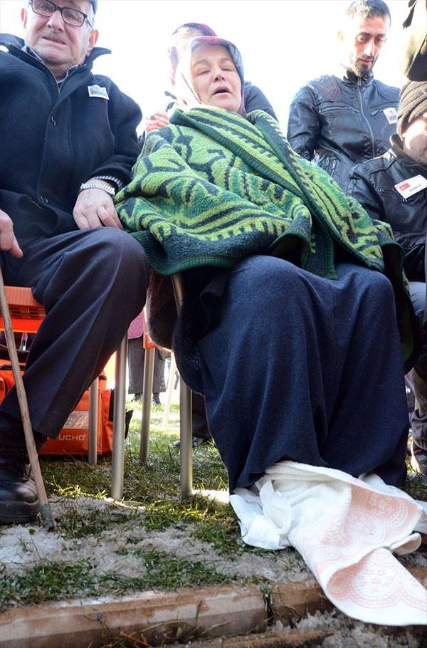 EHT ANNESNN AYAKLARINI HAVLUYA SARDILAR<p>    Annenin ayaklarn havlularla saran askerler, yarm saat iinde yeni ayakkab ve orap alarak, ehidin annesine giydirdi.