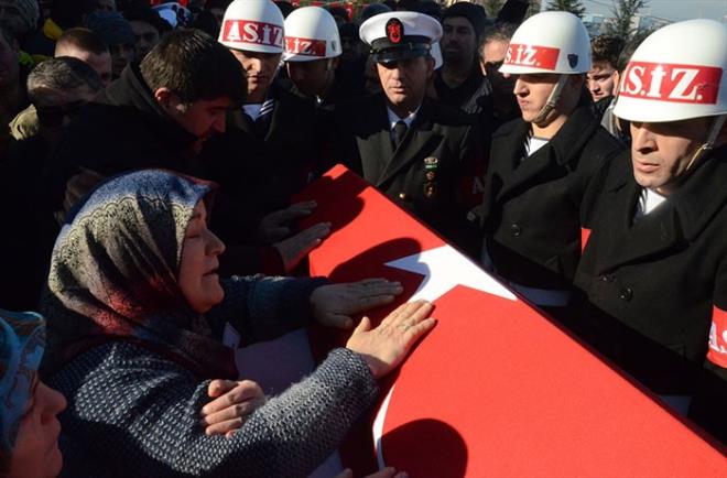 ehit Dngel'in (21) cenazesi, Ereli Devlet Hastanesi morgundan alnarak konvoy eliinde Kseler Mahallesi'ndeki evinin nne getirildi.