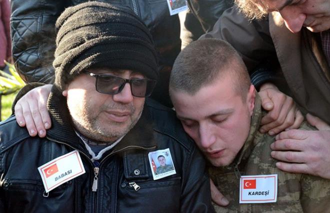 Burada Kur'an- Kerim okunmasnn ardndan ehidin annesi ehime, babas zcan, erkek kardei Mertcan ile kz kardei Livanur Dngel, taziyeleri kabul etti.