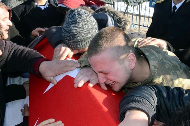 AABEYNN KABANINI VE BOTUNU GYD<p>    ehidin kardei Mertcan'n da cenaze treninde, aabeyinin asker botu ve kabann giydii grld.