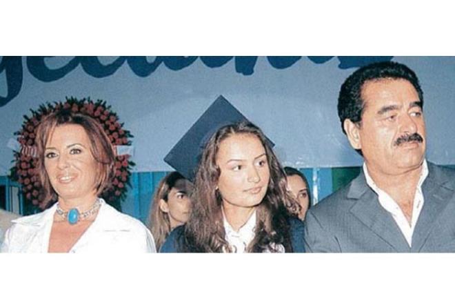 1979 ylnda Kara Yazma filminde tant Perihan Sava ile birliktelii balad.