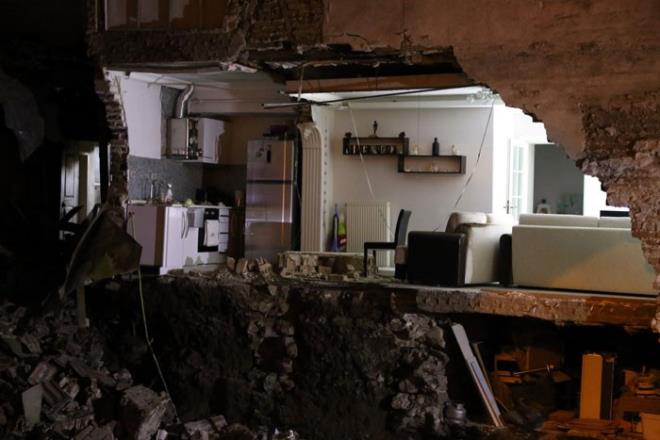 almalarn yapld arsann yanndaki iki katl binann yan duvar sabaha kar kt. kme nedeniyle bina sakinleri evlerini boaltt.