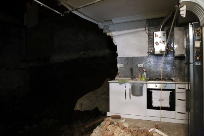 Kiriz, ok kt durumda olduklarn belirterek, "Evi yapacak olan mteahhit hibir zaman gelmedi. Mimar var o ilgileniyor bizimle ama bu durumda kimseye gvenimiz kalmad. 8 yllk gelinim yeni buraya tanmt. Evi de yaptrdlar, dnya kadar masraf ettiler. Madur durumdayz." diye konutu.