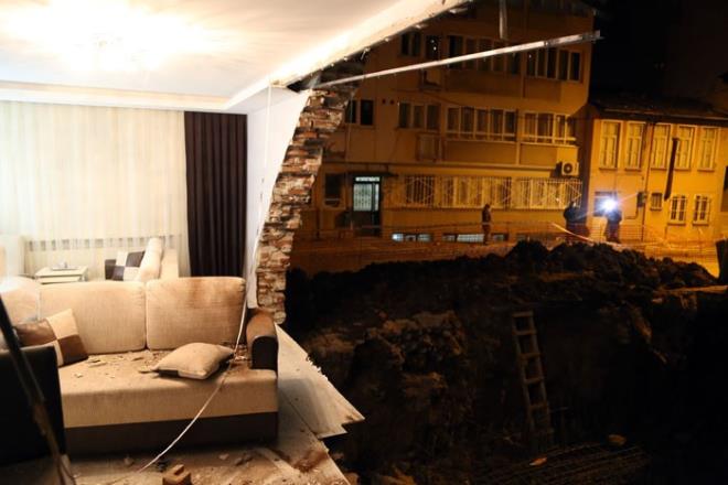 hbar zerine olay yerine gelen polis ve itfaiye ekipleri, evin evresinde ve iinde incelemelerde bulundu.