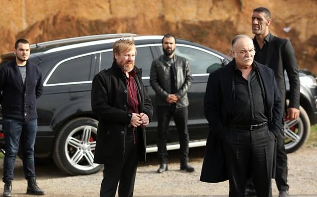 "HER AN KAMAYA HAZIR BR VAH HAYVAN"    <p>  "Alyanak, her seferinde yrtmann yolunu bulan bir akal, Haftalardr seyirci &#8220;lecek mi?&#8221; diye soruyor ama sapasalam. Alyanak'n sesi ok sevildi. Sosyal medyadan Alyanak&#8217;n sesiyle kaydettikleri videolar gnderip &#8220;Eee. ne diyorsun?&#8221; diye soruyorlar. Alyanak gibi konutuu ii patronunun kendisine Alyanak dediini syleyen bile var."