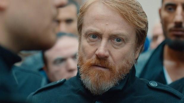 "BTN ULAR ERDE"    <p>48 yandaki ahinler yle devam etti: "Senaryo ok kaliteli, senaristlerimiz ok kvraklar, hikye hi tkanmyor. Senaristlerimizden yle gzel paslar geliyor ki o toplar taca atamaz insan. Bu yzden btn utlar &#8216;erde&#8217; bence. Senaristlerimize de ilerinde ok iyi olan ynetmenlerimize de minnettarm."