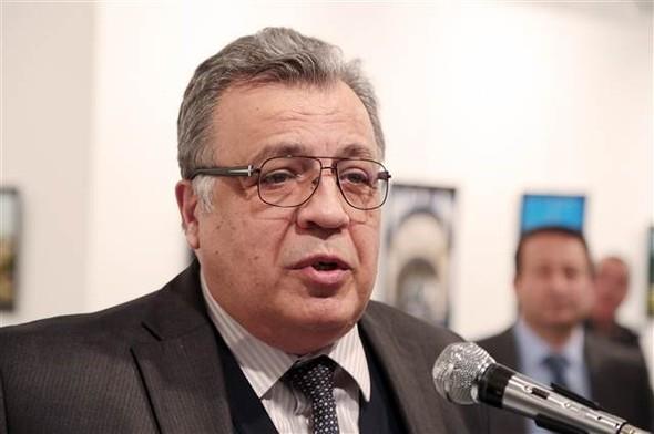 Rus Bykelisi Andrey Karlov ada Sanatlar Merkezi'ndeki resim sergisinin alnda bir konuma yapyordu.