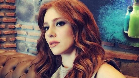 Kiralk Ak dizisindeki performans ile adndan sz ettiren Elin Sangu'nun sa renginin doal olup olmad merak konusuydu.    kan haberlerin ardndan Sangu, 'Sa ve ka rengim doal' aklamasn yapmt.