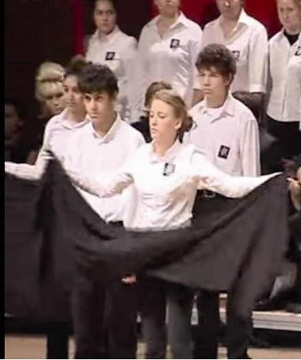 Serenay Sarkaya&#8217;nn sanat ak, lise yllarnda objektife byle yansd.zel Ataehir Adgzel Gzel Sanatlar Lisesi&#8217;nde renim grrken farkl oyunlarda rol alan Serenay Sarkaya, &#8220;10 Kasm Oratoryosu&#8221;nda da sahnedeydi.