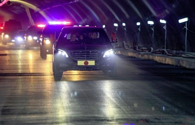 Tnelden arabayla ilk geii Cumhurbakan Erdoan, Yldrm ve Ulatrma Bakan Ahmet Arslan yapmt.