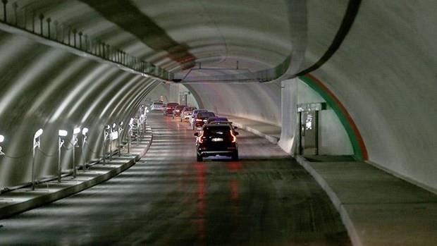 HGS VE OGS LE GELEBLECEK    Balangta 120 bin ile 130 bin aracn geii bekleniyor. Tnelin, iki gidi ve iki geli yolunda hem HGS hem OGS ile gei yaplabilecek. Ayrca bir nakit giesi bulunmayacak, arataki yolcular iin ayrca deme yaplmayacak.