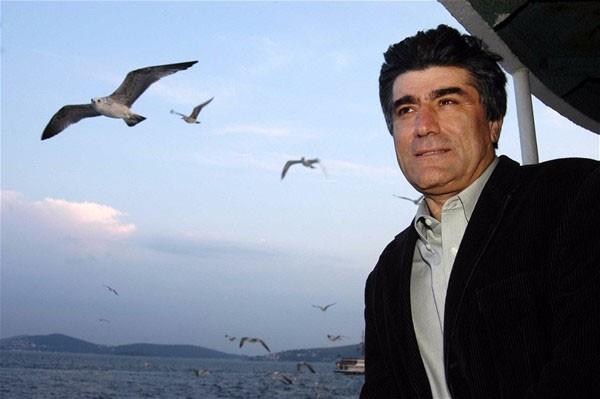 HRANT DNK (1954- 2007) / "Ermeni bir Trk vatandayd. ocukluu bir yetimhanede geti. Kendimizi anlatmalyz kaygsyla gazete kartt, yazlar yazd. Ermeni Diasporas'na hizmet etmedi. Tehditler ald ve bir gn gazetesi AGOS'un nnde suikaste kurban gitti."