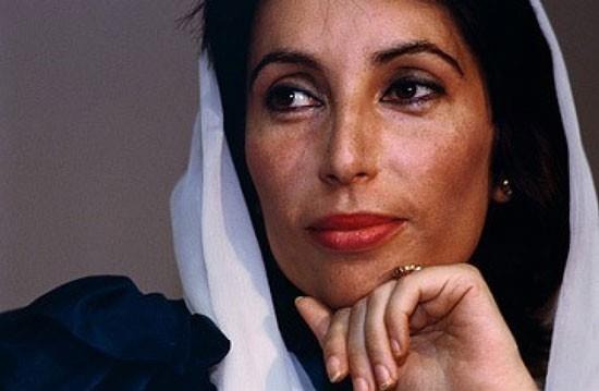BENAZR BUTTO (1953- 2007) / Pakistan'n kaderi deimiyor. Askeri darbeler lkedeki siyaseti yok ediyor. Benazir Butto'nun babas Ali Butto da bir darbe sonras idam edilmiti. Kz da srgn hayatndan sonra suikastle ortadan kaldrld.