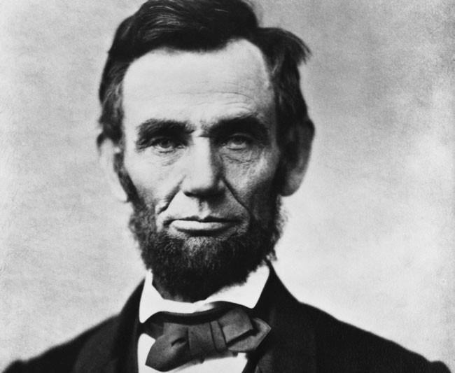 ABRAHAM LNCOLN (1809- 1865) / "Uak olmay istemediim gibi, uak kullanmay da sevmem; benim demokrasi anlaym budur" sznn sahibi nl Amerikan Bakan Abraham Lincoln. Hukuku olarak yetien Lincoln, "Bir Hayalim Var" slogan ile seimi kazanmt. Hayali zgr insanlarn yaad, siyah beyaz ayrmnn yaplmad bir Amerika'yd.