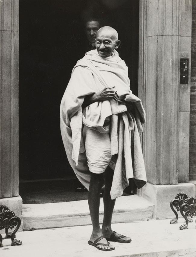 MAHATMA GANGH (1869-1948) / Byk yce ruh anlamna gelen "Mahatma" nvanna layk grlen Gandi, Hindistan'n Britanya mparatorluu'ndan bamszlk kazanma mcadelesinin lideridir. Hayat boyunca iddet ve terrizmi reddetmitir. Bir suikast sonucu ldrlmtr. Sivil itaatsizlik akmnn en nemli figrdr.