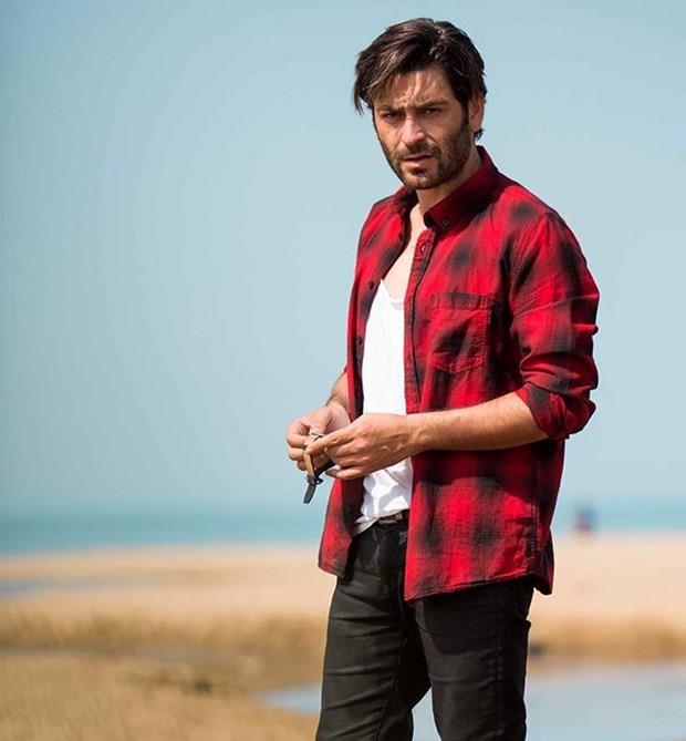 Dizinin lyas' Ozan Akbaba ise 18 yandaki Hakim'i baarsndan dolay u ifadelerle kutlad: "Setteki youn alma temposuna ramen bulduu her frsatta ders alt, testler zd, soru sordu, tezler hazrlad. Hedefine her defasnda biraz daha yaklatndan emindik elbette ama arada bir karamsarla dt de oldu. Hastane sahnelerinden birini ekerken ayn koridorda oturmu, setin hazrlanmasn bekliyoruz. "ok yoruldum, galiba yeterince almadm, kazanamamaktan korkuyorum" diye i ekti.. Ben de neyime gveniyorsam artk "Kazanacandan eminim, yeter ki enerjini drme, negatif dnme, hakettiin eyi alacaksn" dedim. Ve Ece Hakim artk bir Harvard rencisi... "