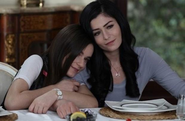 Dizide Meryem karakterine hayat veren Deniz akr, Ece Hakim'in Harvard' burslu kazanmas zerine sette bir kutlama dzenledi. akr ayrca Hakim'in bu baar iin bir mesaj yaynlad: Kymetlimiz, bitanemiz... Ece'miz Harvard' kazand.. hem de %120 bursla... Hem de gece gndz sette alp,kyda kede hep ders alarak... ve iki taraftan da hi taviz vermeden... O kadar duygulandm ki..ve u zor gnlerde iim umutla doldu.. Sen ok gzel iler yapcaksn Ece..Aydnln ,n,enerjini hepimize bulatr... Gurur duyuyorum seninle gzel kuzum..."