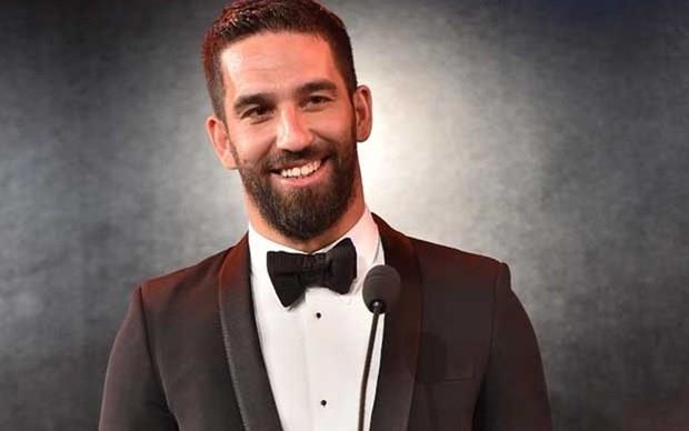 ARDA TURAN'DAN TEBRK <p>    Futbol kariyerine spanya'nn Barcelona takmnda devam eden Turan'da Hakim'i tebrik etti: "Hem alarak hemde okunabileceini hemde istenirse Harvard'n yzde yz burslu kazanlabileceini insanlarn hayal etmesi gerektiini imkansz diye bir ey olmadn bize tekrardan gsterdiin ben dahil bizlere ok gzel rnek olduun iin sonsuz teekkrler... lkemin insann gcn enerjisini yeteneini azmini temsil ediyorsun umarm hayrl hayatn hayrl bir kariyerin olur ve lkene dalnda byk katk salarsn... Seni yetitiren ailenin ellerinden pyorum.. sevgili dostum gzel insan Raci abiye Bahadr zdener'e, Onur Tan'a ve Oktay Kaynarca bata olmak zere sana kim orada gz gibi bakryorsa btn set ekibine teekkr ediyorum. Yolun ak olsun abicim..."