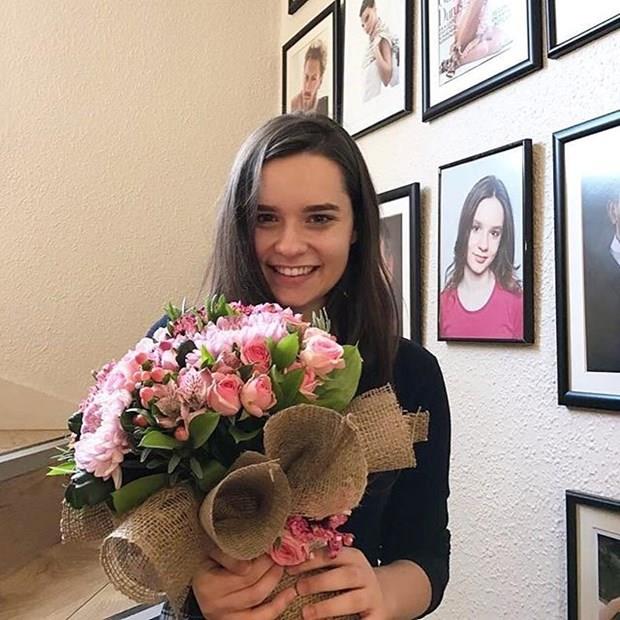 Ece Hakim'in ajans Gaye Skmen de oyuncusu iin aklama yapt: "Oyuncumuz Ece Hakim Harvard niversitesi'nde!  Baarl eitim hayat ile ayn anda beraber gtrd oyunculuk deneyimi Ece Hakim&#8217;e Harvard&#8217;da %100 burslu okuma imkan salad.  Ece Hakim 2017 yl itibariyle Harvard niversitesi'nde Psikoloji okuyacak. Tebrik ederiz"