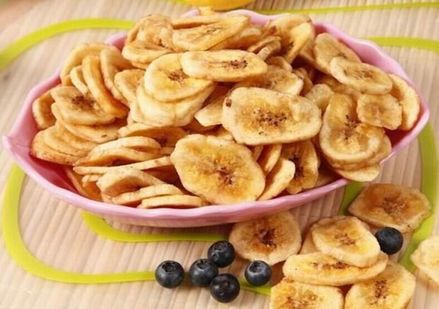 Muz cipsi: 2-3 adet olgun olmayan muz,1-2 limonun suyu. Muzlar ayn ebatlarda olacak ekilde dorayn ve yal kat serili tepsiye birbirlerine demeyecek ekilde dizin. zerlerine kararmamalar iin limon suyunu gezdirin. 100C frnda 1 saat kadar piirin. Tercihen gece yapn. Muzlar tm gece kendi kendine souyan frnda kalrsa tr tr olur.