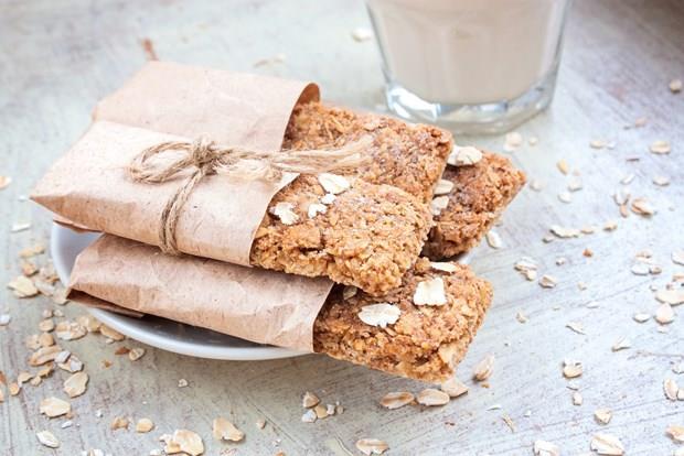 Yulafl elmal Crumble: 2 adet elma, 4-5 yemek ka yulaf ezmesi, 1/4 bardak kuru ekirdeksiz zm, yarm bardak su, 1/4 bardak dvlm ceviz, 1 ay ka toz tarn, tercihe bal 1 yemek ka tereya. 1-2 saat nceden zmleri suya koyun. Elmalar soyup ekirdeklerini temizledikten sonra ince dilimleyin, tarn ilave edin. Frnnz 180 derecede stn. Kk bir borcama elmalar yayn. Bir kabn ierisinde rondolanm yulaf ezmesi, dvlm cevizi, zm ve su ile tercihe bal tereyan birbirine yedirin ve borcamn ierisindeki elmalarn zerine paylatrn. nceden stlm frnda 10-15 dakika civarnda yulaflarn zeri kzarp ktr bir hal alncaya kadar piirin. Ilkken servis edin. Crumble yazlar vine, eftali veya kays ile de yaparsanz ok lezzetli olur.