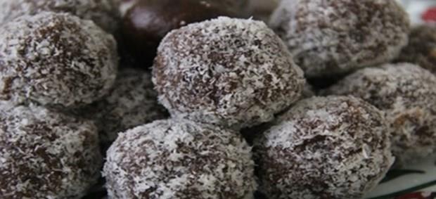 Hurma ezmesi: 20 tane hurma, yarm su barda ceviz, yarm su barda rendelenmi hindistan cevizi. Hurmalar ekirdeklerinden ayrlp ykanr ve robotla pre haline gelen hurmalara ceviz ilave edilip tekrar robottan geirilir. yice birbirine karan hurma ezmesi ve ceviz stre film ile sucuk gibi sarlr. Buzlukta iki saat bekletildikten sonra servise yakn karlp hindistan cevizine bulayarak istenilen ekilde kesilir.