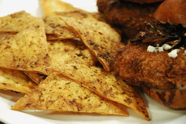 Lava ekmeinden cips: 5-6 yaprak orta boy lava, 1/4 ay barda sv ya, karabiber, toz krmzbiber, kekik, zerdeal ve damak zevkinize gre istediiniz baharatlarla cips olarak hazrlayabilirsiniz. Lavalar nce eritler halinde sonra da her bir erit gen ekilde kesilir. Bir kasede ya ve baharatlar ile kartrlr. Yal kat serili tepsiye yaylan lavalar 250 dereceye ayarlanm frnda ara sra kartrmak suretiyle 8-10 dakikada piirilir. Bu tariflerin saysn kendi tecrbelerinizle artrabilir ve ocuklarnza salkl ara nler yaratabilirsiniz.