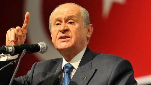 MHP Genel Bakan Devlet Baheli, Babakan Recep Tayyip Erdoan'n zora girdiinde iki ey yaptn syleyerek, "Ya alamak iin bahane bulmakta ya da sanal anketlerle alglar ynlendirmeye almaktadr" dedi