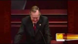 ABD eski Bakan George Bush ya da bilinen adyla Baba Bush, kk olu Jeb Bush'un vali olduu Florida'ya gitmi ve burada bir konuma yapmt. Konumas srasnda duygulanan Baba Bush, Jeb'in 1994 ylndaki seim yenilgisini anlatrken gz yalarna bouldu."Sevdiiniz bir kiiden bahsederken ister istemez duygulanyorsunuz. nsan yalannca bu duygusallk daha da artyor" diyen Baba Bush'un yardmna olu Jeb kotu ve onu teselli etti.