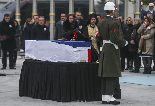 T�ren s�ras�nda g�rev yapan Ortodoks papaz ise Nihat Do�an'a benzetilince sosyal medya �alkaland�.