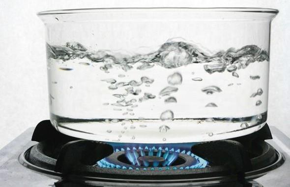 Kaynam suda,suyun bir ksm buharlat iin uucu olmayan maddelerin younluu artar. Fakat hibirimiz gnlk yaammzda byle kirli bir su kaynan kullanp ay demlemiyoruz. Yani zaten temiz ime suyu satn alyoruz. Dolaysyla bu suyu tekrar kaynatmann hibir sakncas yok.