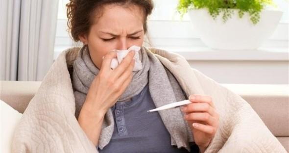 Hepimize kat kat giyinmezsek hasta olacamz sylenmitir. Ancak bilim,souk algnlnn hava durumundan deil rhino virsten kaynaklandn sylyor. Aslna bakarsanz,Yale niversitesi'nden arat rmaclara gre bu eski kocakar masalnda doruluk pay olabilir. Aratrmaclar yllardan beri biliyor ki rhinovirs souk ortamlarda,rnein burun boluunda vcudun geri kalanndan daha kolay oalyor. Yale niversitesi Tp Fakltesi'nde yardmc doent olan Ellen Foxman bunun nedeninin uzun zamandr bir sr olarak kaldn sylyor. Bilim insanlar virsn m soukta daha iyi altn yoksa baklk sisteminin mi soukta kt altn bilmiyordu. Ardndan Foxman ve arkadalar her hcrede bulunan doutan gelme baklk sistemini incelediler ve rhinovirse farkl scaklklarda nasl tepki verdiini aratrdlar. Laboratuvarda farelerin solunum yolundan alnma hcreleri incelediler ve baklk sisteminin dk scaklklarda enterferon adl proteini daha az rettiini,bunun da souk algnl virsnn oalmasna yol atn grdler.